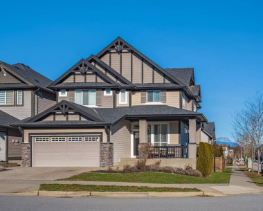 Emlak Harici Cephe Evi. Vancouver Kanada 'nın banliyölerinde bahçe ve garaj yolu güzel döşenmiş lüks bir ev.
