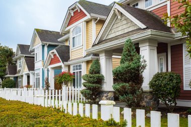 Güzel bir ev dış görünüşü. Emlak Harici Cephe Evi. Çitli büyük evler. Mavi gökyüzü arka planındaki evler. Hiç kimse, sokak fotoğrafı.