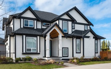 Emlak Harici Cephe Evi. Vancouver Kanada 'nın banliyölerinde bahçe ve garaj yolu güzel döşenmiş lüks bir ev.