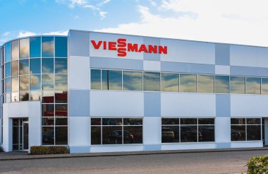 Viessmann logosu Langley BC. Kanada Viessmann, uluslararası ısınma, endüstriyel ve soğutma sistemleri üreticisi. Sokak fotoğrafı, hiç kimse-11 Şubat 2023