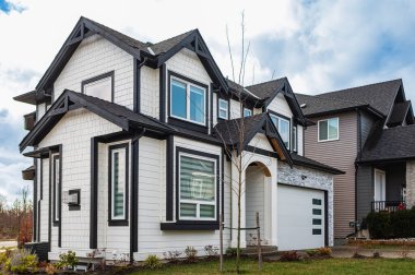 Emlak Harici Cephe Evi. Vancouver Kanada 'nın banliyölerinde bahçe ve garaj yolu güzel döşenmiş lüks bir ev.