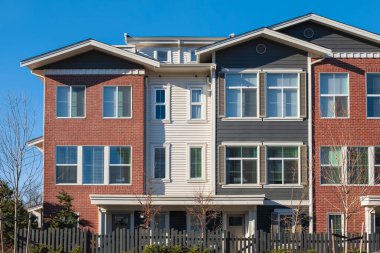 Yeni yerleşim evleri. Surrey BC Kanada 'daki modern apartmanlar. Modern apartman kompleksi. Gayrimenkul geliştirme kavramı, satılık ev ve konut piyasası