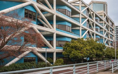 Kuzey Vancouver 'daki modern mimari binası cephesi. Vancouver British Columbia Canada 'daki ICBC merkez binası. Hiç kimse, sokak fotoğrafı - 5 Mart 2023