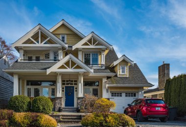Emlak Harici Cephe Evi. Vancouver Kanada 'nın banliyölerinde bahçeleri ve garaj yolları güzel döşenmiş lüks bir ev ve 7 Mart 2023