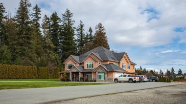 Emlak Harici Cephe Evi. Vancouver Kanada 'nın banliyölerinde bahçeleri ve garaj yolları güzel döşenmiş lüks bir ev ve 7 Mart 2023