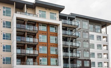 Surrey Kanada 'da yeni apartman binaları. Modern apartman kompleksi. Gayrimenkul geliştirme, satılık ev ve konut piyasası kavramı. Hiç kimse, sokak fotoğrafı - 7 Mart 2023