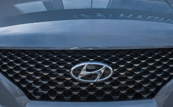 Gros Plan Sur Pare Chocs Gril Voiture Hyundai Logo Fabricant — Photo