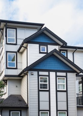 Yeni yerleşim evleri. Kanada 'daki modern apartmanlar. Modern apartman kompleksi. Gayrimenkul geliştirme kavramı, satılık ev ve konut piyasası