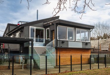 Emlak Harici Cephe Evi. Vancouver Kanada 'nın banliyölerinde bahçe ve çitlerle döşenmiş büyük lüks bir ev.