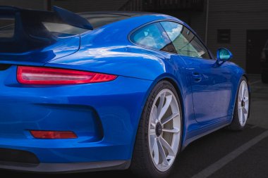 Sokakta Porsche marka araba. Sokak manzarasına park etmiş lüks mavi bir Porsche. Porsche Turbo mavi spor araba coupe koyu arka planda. Hiç kimse, sokak fotoğrafı - 14 Mart 2023-Vancouver Kanada