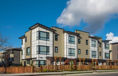 Yeni yerleşim evleri. Kanada 'daki modern apartmanlar. Modern apartman kompleksi. Gayrimenkul geliştirme kavramı, satılık ev ve konut piyasası