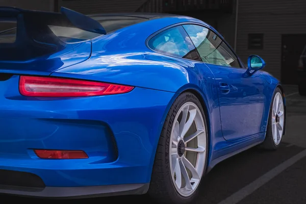 Porsche Samochodowe Ulicy Luksusowe Niebieskie Porsche Zaparkowane Widoku Ulicy Porsche — Zdjęcie stockowe