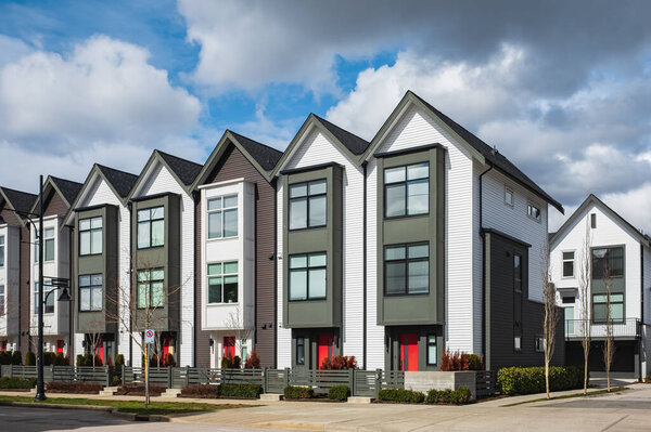 Новые жилые дома. Современные многоквартирные дома в Канаде. Современный комплекс многоквартирных домов. Развитие недвижимости, продажа домов и рынок жилья