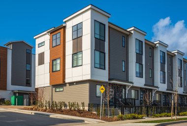 Yeni yerleşim evleri. Kanada 'daki modern apartmanlar. Modern apartman kompleksi. Gayrimenkul geliştirme kavramı, satılık ev ve konut piyasası