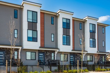 Yeni yerleşim evleri. Kanada 'daki modern apartmanlar. Modern apartman kompleksi. Gayrimenkul geliştirme kavramı, satılık ev ve konut piyasası