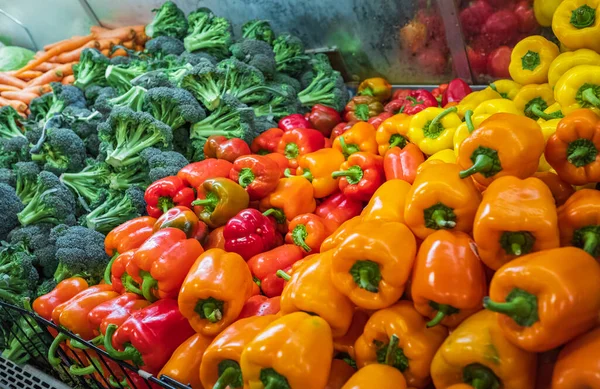Veel Groente Het Gangpad Bij Een Supermarkt Kleurrijke Teller Met — Stockfoto