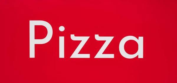 用红色底色隔离的订制比萨 上面写着比萨字 横幅设计 有选择的重点 — 图库照片