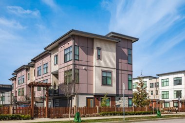 Yeni yerleşim evleri. Kanada 'daki modern apartmanlar. Modern apartman kompleksi. Gayrimenkul geliştirme kavramı, satılık ev ve konut piyasası