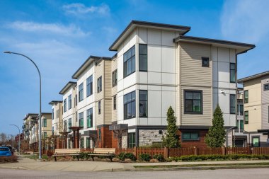 Yeni yerleşim evleri. Kanada 'daki modern apartmanlar. Modern apartman kompleksi. Gayrimenkul geliştirme kavramı, satılık ev ve konut piyasası