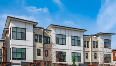 Yeni yerleşim evleri. Kanada 'daki modern apartmanlar. Modern apartman kompleksi. Gayrimenkul geliştirme kavramı, satılık ev ve konut piyasası