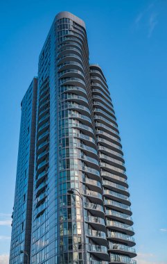 Kanada 'nın merkezindeki modern apartman binaları. Mavi Gökyüzüne Karşı Açısal Cam Kule Binaları. Modern bir şehrin soyut mimarisi. Vancouver City finans bölgesi - 22 Mart 2023