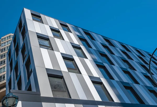 建筑细节立面设计现代建筑 办公大楼的碎片 在蓝天的映衬下 现代建筑的几何背景最小 没有人 复制文字的空间 — 图库照片