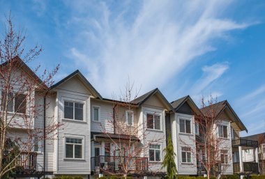 Yeni yerleşim evleri. Kanada 'daki modern apartmanlar. Modern apartman kompleksi. Gayrimenkul geliştirme kavramı, satılık ev ve konut piyasası