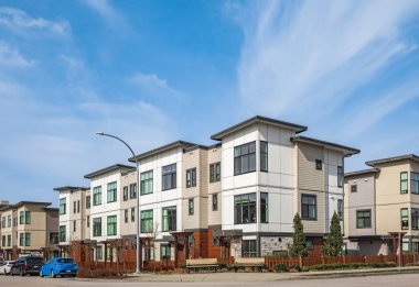 Yeni yerleşim evleri. Vancouver Canada 'daki modern apartmanlar. Modern apartman kompleksi. Gayrimenkul geliştirme, ev satışı ve konut piyasası kavramı - 18 Mart 2023