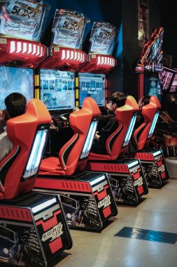 Oyun makineleri eğlence ve çocuklar için eğlence merkezi. Alışveriş merkezindeki oyun makineleri. Gençler, Richmond Kanada-20 Ekim 2022 'de bir eğlence merkezinde video oyunu oynuyor.