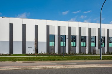 Ticaret ve Sanayi 'nin yeni modern binası. Endüstri devleti. Pencereli modern ofis binası mimarisi. Mimari detay: Facade tasarımı Modern bina. Sokak fotoğrafı, kimse yok.