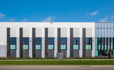Ticaret ve Sanayi 'nin yeni modern binası. Endüstri devleti. Pencereli modern ofis binası mimarisi. Mimari detay: Facade tasarımı Modern bina. Sokak fotoğrafı, kimse yok.
