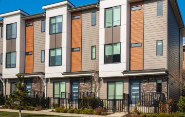 Yeni yerleşim evleri. Kanada 'daki modern apartmanlar. Modern apartman kompleksi. Gayrimenkul geliştirme kavramı, satılık ev ve konut piyasası