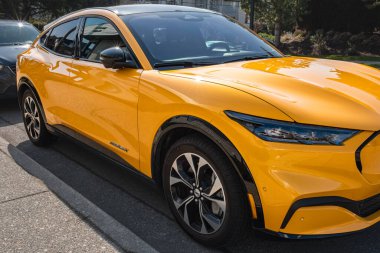 Ford Mustang Mach-E 4X elektrikli SUV bir caddeye park edilmiş. Ford Mustang Mach-E batarya elektrikli kompakt arazi aracı. Sokak fotoğrafı, Vancouver-Kanada-16 Mart 2023
