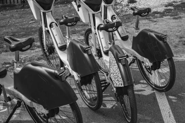 Fahrradverleih Auf Der Stadtstraße Nahverkehrskonzept Fahrradverleih Auf Der Stadtstraße Niemand — Stockfoto