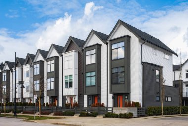 Yeni yerleşim evleri. Surrey Kanada 'daki modern apartmanlar. Modern apartman kompleksi. Emlak geliştirme kavramı, satılık ev ve konut piyasası 15 Mart 2023