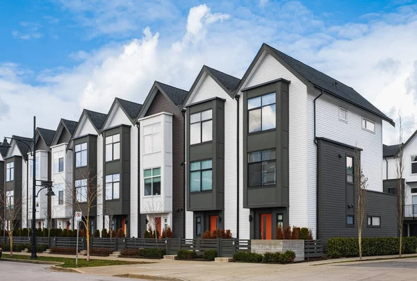 Lakótelepek Modern Apartmanházak Surrey Kanadában Lakóépületek Modern Komplexuma Ingatlanfejlesztés Koncepciója — Stock Fotó