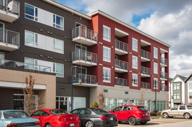 Yeni yerleşim evleri. Surrey Kanada 'daki modern apartmanlar. Modern apartman kompleksi. Emlak geliştirme kavramı, satılık ev ve konut piyasası 15 Mart 2023