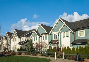 Yeni yerleşim evleri. Surrey Kanada 'daki modern apartmanlar. Modern apartman kompleksi. Emlak geliştirme kavramı, satılık ev ve konut piyasası 14 Mart 2023