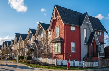 Yeni yerleşim evleri. Surrey Kanada 'daki modern apartmanlar. Modern apartman kompleksi. Emlak geliştirme kavramı, satılık ev ve konut piyasası 14 Mart 2023