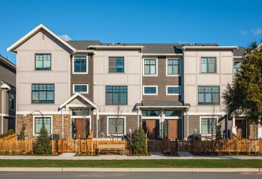 Yeni yerleşim evleri. Surrey Kanada 'daki modern apartmanlar. Modern apartman kompleksi. Emlak geliştirme kavramı, satılık ev ve konut piyasası 14 Mart 2023