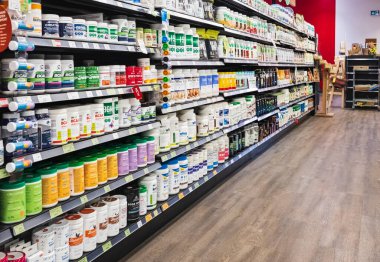 Superstore 'da çeşitli gıda ürünleri olan bir süpermarket rafı. Marketten alışveriş. Bir marketin rafındaki eşyalar. Hiç kimse, Vancouver Kanada-15 Mart 2023