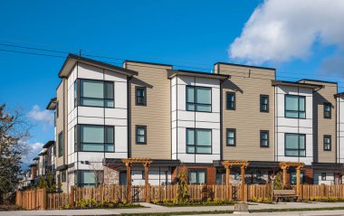 Yeni yerleşim evleri. Surrey Kanada 'daki modern apartmanlar. Modern apartman kompleksi. Emlak geliştirme kavramı, satılık ev ve konut piyasası 14 Mart 2023