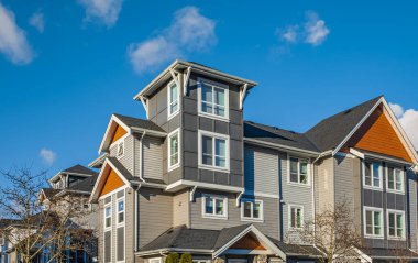 Yeni yerleşim evleri. Surrey Kanada 'daki modern apartmanlar. Modern apartman kompleksi. Emlak geliştirme kavramı, satılık ev ve konut piyasası 14 Mart 2023