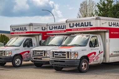 U-Haul kamyonetleri Vancouver Canada 'da bir caddeye park edilmiş. U-Haul, DIY taşınabilir çözümler sunan bir Amerikan şirketi. U-Haul, Arizona-14 Nisan 2023 tarihlerinde kurulmuş bir taşınma ekipmanı kiralama şirketi.