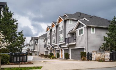 Yeni yerleşim evleri. Surrey Kanada 'daki modern apartmanlar. Modern apartman kompleksi. Gayrimenkul geliştirme kavramı, satılık ev ve konut piyasası