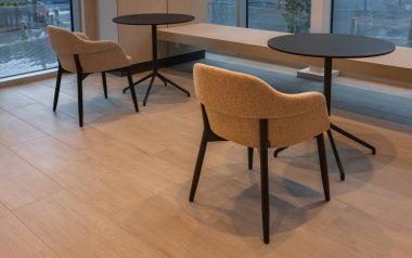 Modern ofisin girişinde oturuyordu. Modern minimalist masa ya da pencere ile çalışmak için açık alanı olan çalışabilir ofis. Toplantı masası ve ofis sandalyeleri konferans için. Kimse.