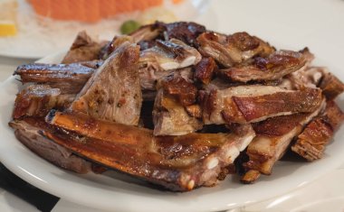 Tabakta ızgara pirzola. Restoran menüsü, diyet. Sıcak Et Tabağı Kızarmış Kuzu Pirzolası. Baharatlı ızgara pirzola. Seçici odaklanma, kimse