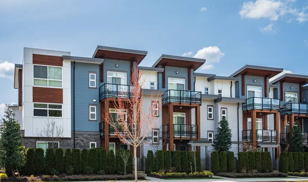 Lakótelepek Modern Apartmanházak Surrey Kanadában Lakóépületek Modern Komplexuma Ingatlanfejlesztés Fogalma — Stock Fotó