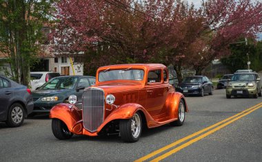 Turuncu 1930-1940 'ların Chevrolet Coupe' sini gösteren klasik araba şovu. Sokakta giden bir arabanın ön görüntüsü. Seyahat fotoğrafı, hiç kimse, sokak fotoğrafı-Vancouver Kanada 30 Nisan 2023