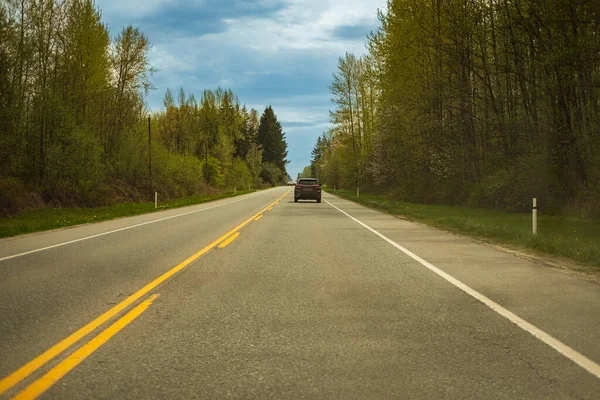 Visão Traseira Carro Dirigindo Estrada Floresta Horário Verão Trans Canada — Fotografia de Stock